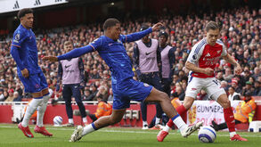 Fofana (Chelsea) numa disputa de bola com Leandro Trossard (Arsenal)