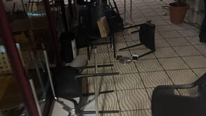 Dos vidros partidos às mesas viradas ao contrário: Casas do Benfica vandalizadas a horas do clássico