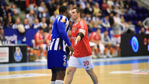 Pedro Valdés e Fábio Silva em ação durante o FC Porto-Benfica