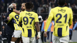 Talisca celebrou o golo com abraço ao treinador José Mourinho