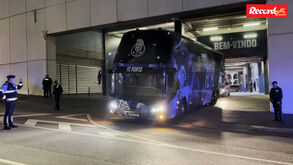 Autocarro do FC Porto ruma ao hotel após castigo à equipa: aparato policial e insultos