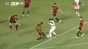 Penálti polémico a favor do Palmeiras incendeia ânimos no Brasil: lance nem foi ao VAR