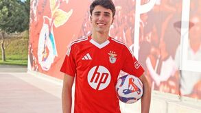 Tomás Ferreira assina contrato profissional