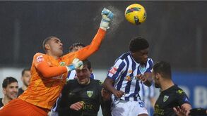 Bernardo Fontes segura lugar na baliza do Tondela apesar da competição