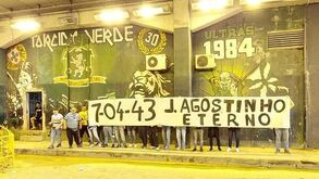 Torcida Verde protesta por ter sido impedida de mostrar tarja a recordar Artur Agostinho