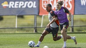 Lesão de Bah 'prende' Leandro Santos na Luz