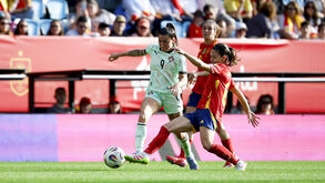 Ana Borges numa disputa de bola durante o Espanha-Portugal