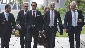 O advogado João Medeiros, à direita na foto, abordou a questão dos contratos em causa no processo