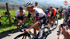 Volta ao País Basco: João Almeida atacou a descer, mas uma rotunda mal abordada impediu-o de chegar à liderança