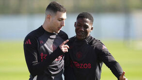Dalot com Kobbie Mainoo no treino do United