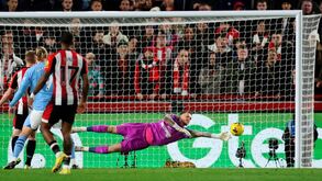 Guarda-redes em ação diante do Manchester City