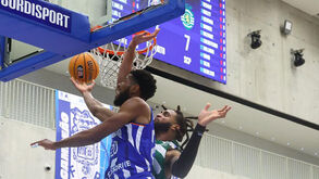 Xeyrius Williams tenta encestar