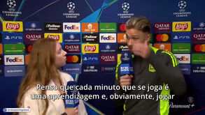 Jogador do Aston Villa entrevistado pela irmã após jogo com PSG: intervenção de Schmeichel leva todos às gargalhadas