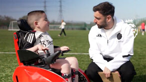 Conheça Bobby, o menino de cadeira de rodas que subiu ao relvado de mão dada com Bruno Fernandes