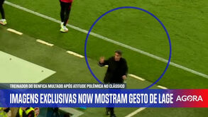 O momento em que Bruno Lage mostra os quatro dedos no Dragão: gesto valeu multa ao treinador do Benfica