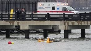 Meios de socorro no Rio Hudson após queda de helicóptero em Nova Iorque