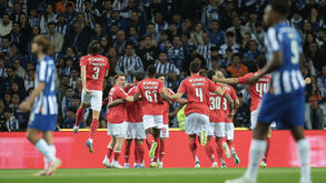 Jogadores do Benfica a festejarem triunfo frente ao FC Porto