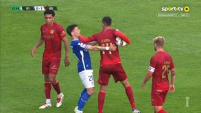 Insólito no Feirense-U.Leiria: Zé Vítor recebe dois amarelos e é expulso em dois minutos