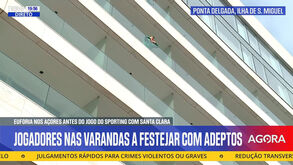 Jogadores do Sporting na varanda do hotel e adeptos em euforia: o momento de interação nos Açores