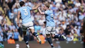 Kevin De Bruyne celebra com Rúben Dias