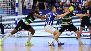 Jogadores do FC Porto e do Sporting em ação no clássico de andebol