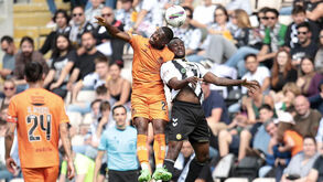 Abdoulay e Joel disputam a bola