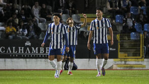 Dragão com a cabeça a andar à Mora