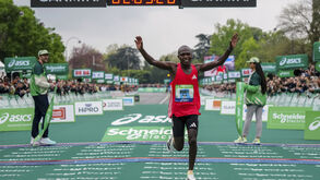 Benard Biwott a festejar a conquista da Maratona de Paris