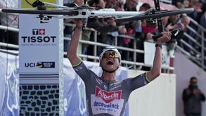 Van der Poel aproveita azar de Pogacar para vencer Paris-Roubaix pela 3.ª vez seguida