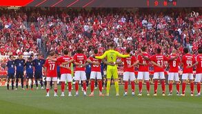 Adeptos do Benfica imitam som de very light no minuto de silêncio em memória de Aurélio Pereira