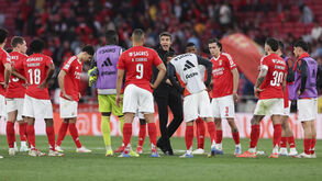 Bruno Lage discursa para os seus jogadores no final do Benfica-Arouca
