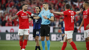 Otamendi questiona o árbitro António Nobre na sequência do lance do penálti sobre Jason no Benfica-Arouca