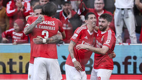 Jogadores do Benfica festejam o golo inaugural, marcado por Kökçü