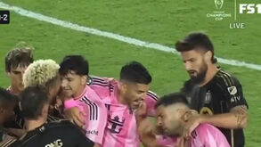 Luis Suárez volta a tentar morder em pleno jogo... mas arrepende-se ao perceber de quem é a mão