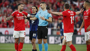 Otamendi a protestar decisão de António Nobre