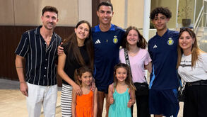 Filhas de Ukra conhecem Cristiano Ronaldo na Arábia Saudita e imitam o 'siii'