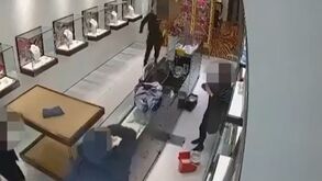 Imagens de videovigilância mostram assaltantes a destruir vitrines e a roubar joias de ourivesaria em Esposende