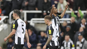 Newcastle goleia Crystal Palace rumo à quinta vitória seguida e sobe ao pódio