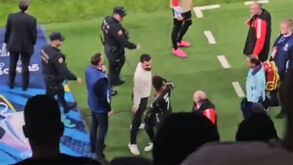 O outro lado da confusão: Carvajal fez 'espera' a Bukayo Saka