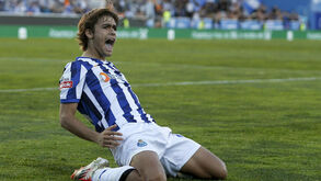 Mora reluz entre o ouro da casa