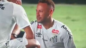 Neymar lesiona-se outra vez e sai do campo a chorar