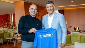 Roberto Martínez recebe camisola personalizada de Rui Coelho, presidente da AF Madeira