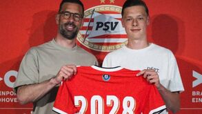 Filho de Van Nistelrooy assina contrato profissional com o PSV: já marcou 20 golos esta época