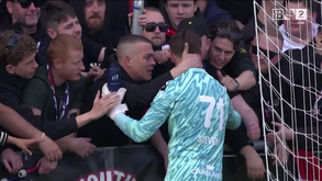 Guarda-redes defende penálti e celebra... com a claque adversária