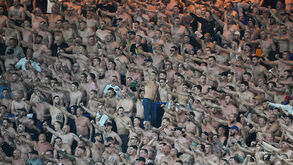 Para onde foram as camisolas? Adeptos do Légia fazem a festa em Londres (quase todos) em tronco nu