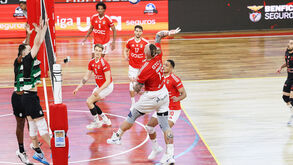 Jogadores de Benfica e Sporting em ação durante o dérbi