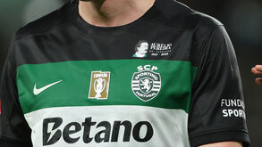 Sporting joga com camisola de homenagem a Aurélio Pereira