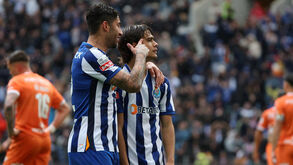 Universo do FC Porto rendido a Rodrigo Mora: «Dêem-lhe a camisola 10 e fechem-no num cofre!»