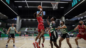 Os jogadores em ação durante o Sporting-Benfica