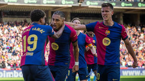 Jogadores do Barcelona celebram o golo decisivo de Raphinha frente ao Celta